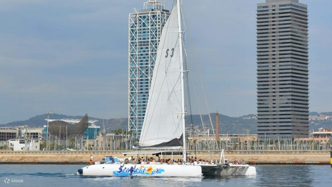 Penumpang bersantai di atas dek dengan latar belakang cakrawala yang menakjubkan