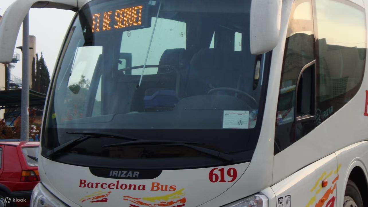 Transferbus mit Klimaanlage für eine angenehme Fahrt zwischen dem Flughafen Girona und dem Stadtzentrum von Barcelona