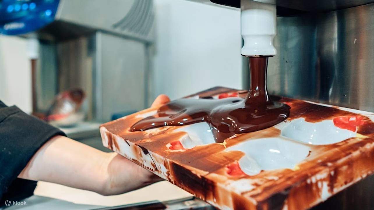 Des chocolatiers experts démontrant l'art de la fabrication du chocolat dans un atelier chaleureux
