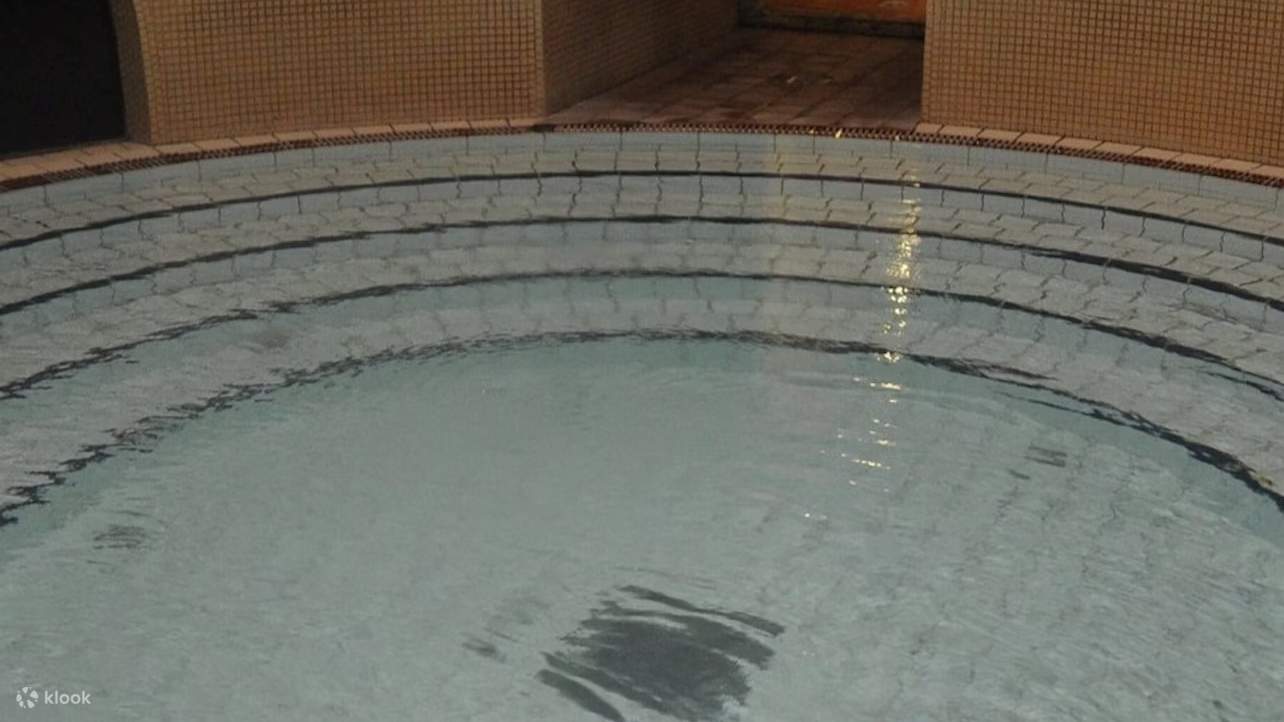 在盧卡奇溫泉浴場（Lukács Thermal Bath）這片靜謐的療養綠洲，清爽的室內泳池讓您重煥活力