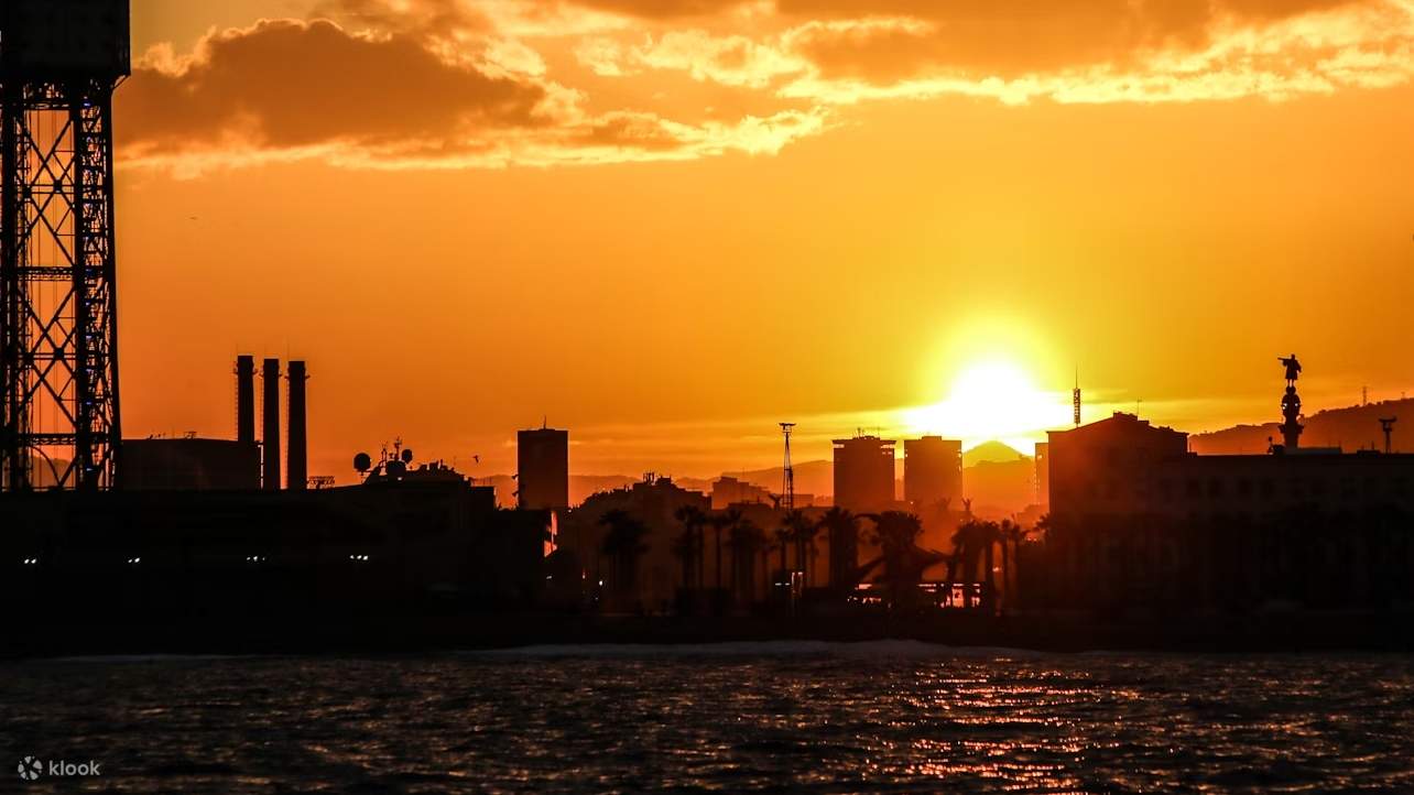 바다 위에서 도시 랜드마크를 감상하고 숨 막힐 듯 아름다운 풍경을 만끽하세요.