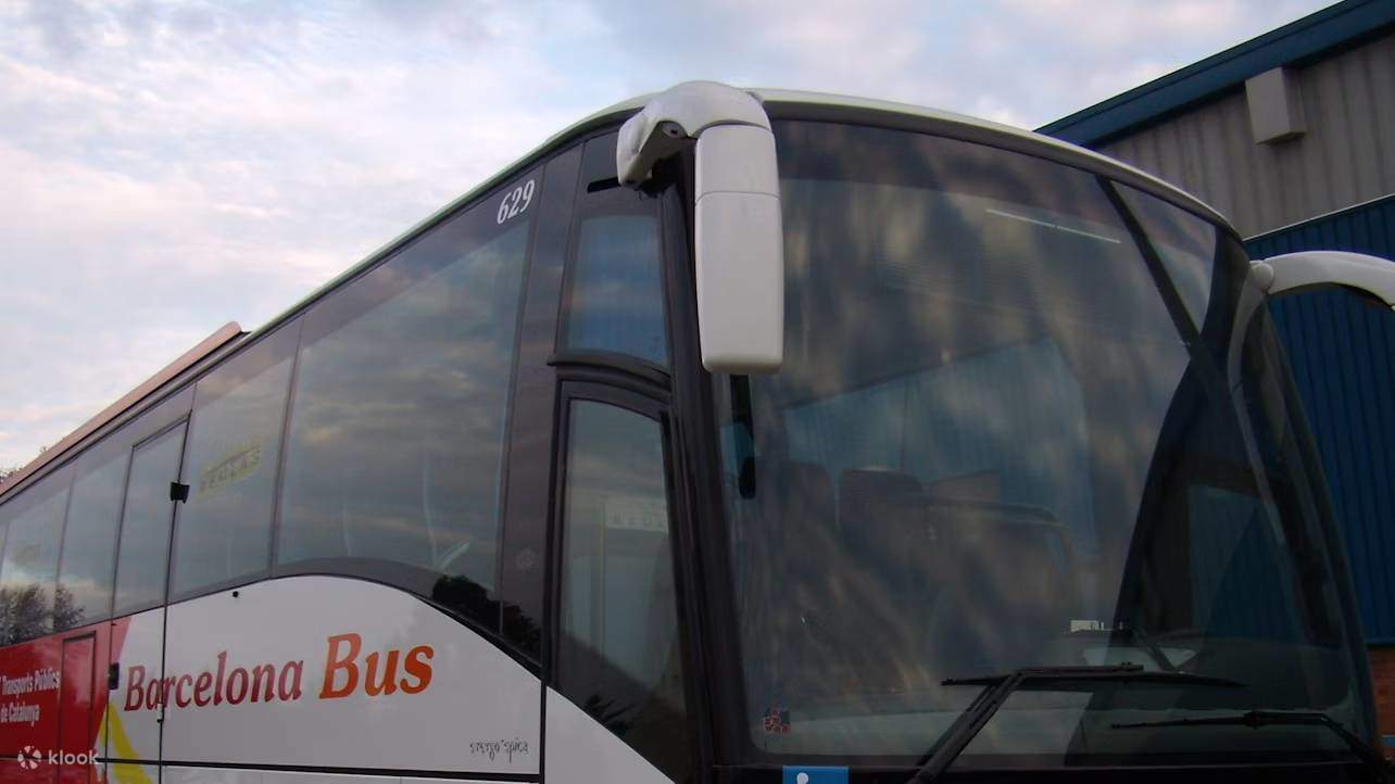 Rollstuhlgerechter Platz im Transferbus, der allen Fahrgästen Komfort bietet