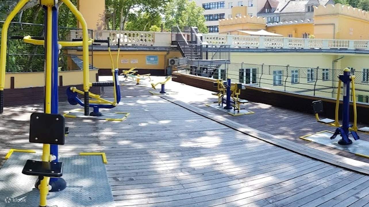 在盧卡奇巴斯（Lukács Bath）的屋頂健身公園和寧靜的日光浴空間中，將鍛鍊和放鬆融為一體