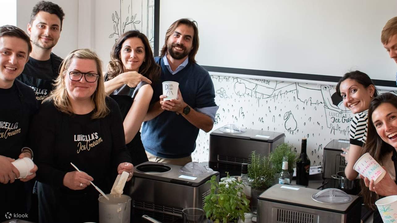 シンプルな材料を美味しいアイスクリームに変身させる、アイスクリーム作りを心ゆくまでお楽しみください。