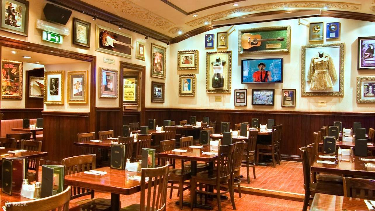 การตกแต่งด้วยของที่ระลึกร็อกคลาสสิกที่ Hard Rock Cafe โรม เพื่อเฉลิมฉลองศิลปินระดับตำนานและประวัติศาสตร์ดนตรี