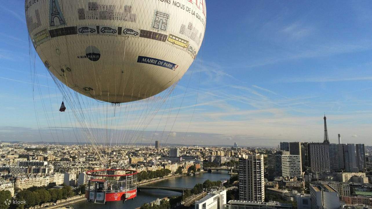 Lướt qua Paris và đắm mình trong vẻ đẹp của Thành phố Ánh sáng từ một góc nhìn tuyệt đẹp