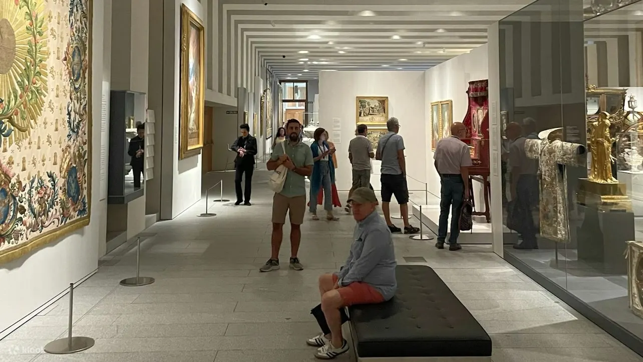 游客会对皇家收藏画廊中令人惊叹的艺术和历史展示感到惊叹。