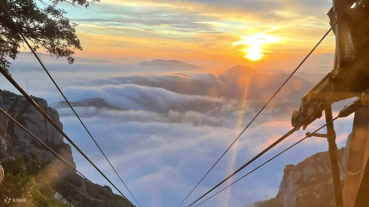体验蒙特塞拉特“锯山”和周围景观的壮丽全景