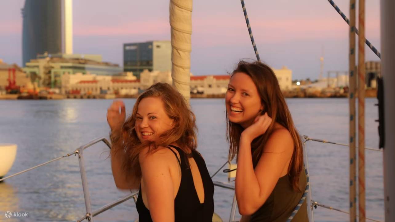 2시간 동안 바르셀로나의 아름다운 석양을 배경으로 펼쳐지는 특별한 요트 투어를 떠나보세요.