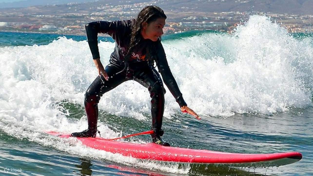 新手衝浪手在浪尖上巧妙地保持平衡，找到屬於自己的節奏