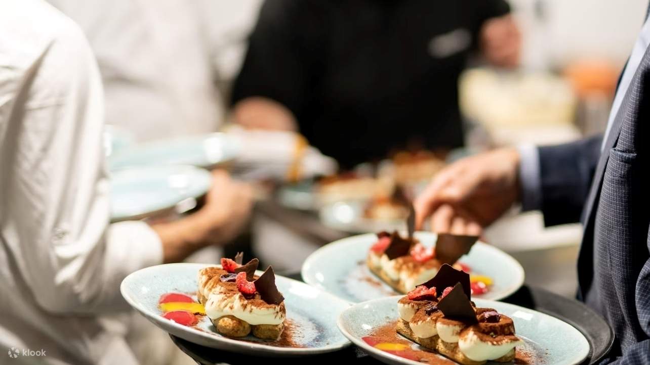 Manjakan diri dengan hidangan penutup yang lezat, perayaan menyenangkan dari seni kuliner Italia dan cita rasa otentik yang kaya.