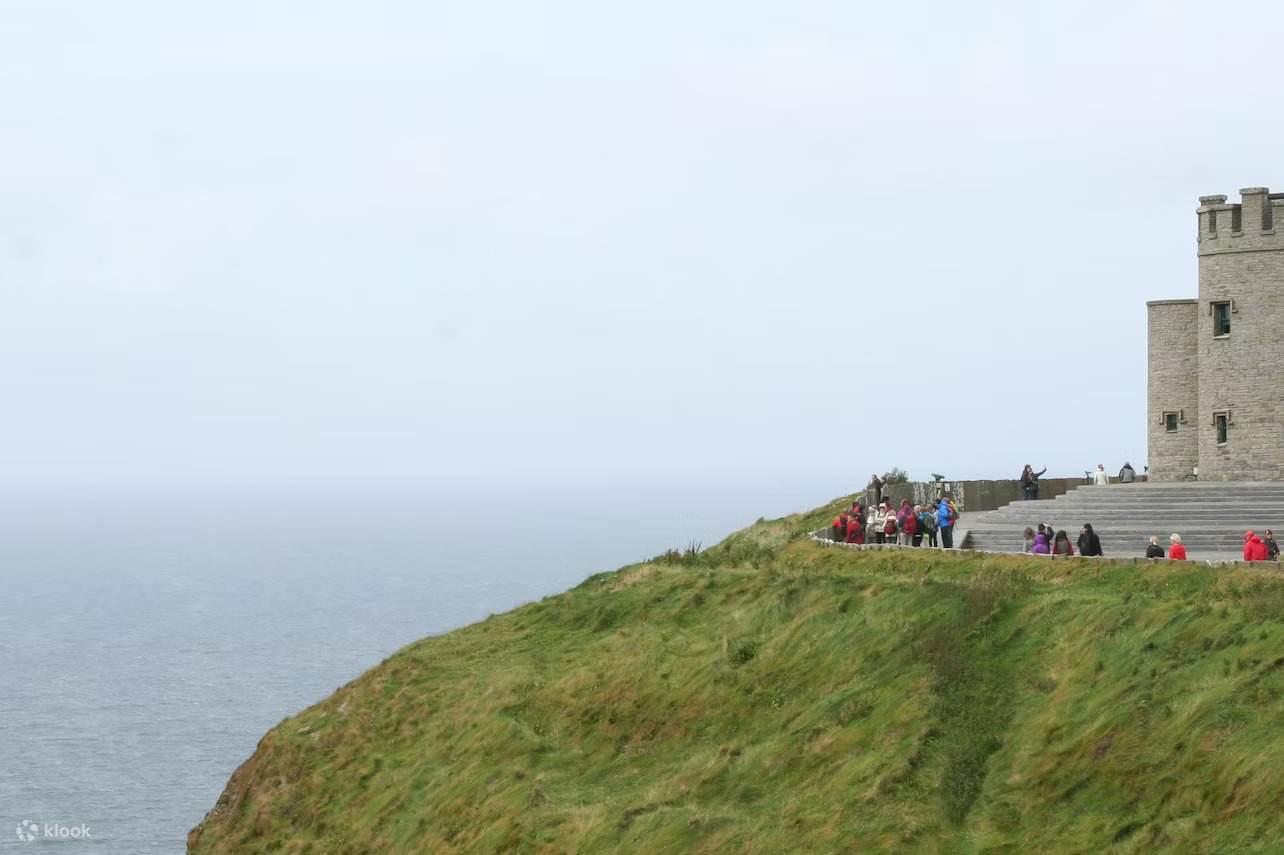 un groupe de touristes près des falaises de Moher