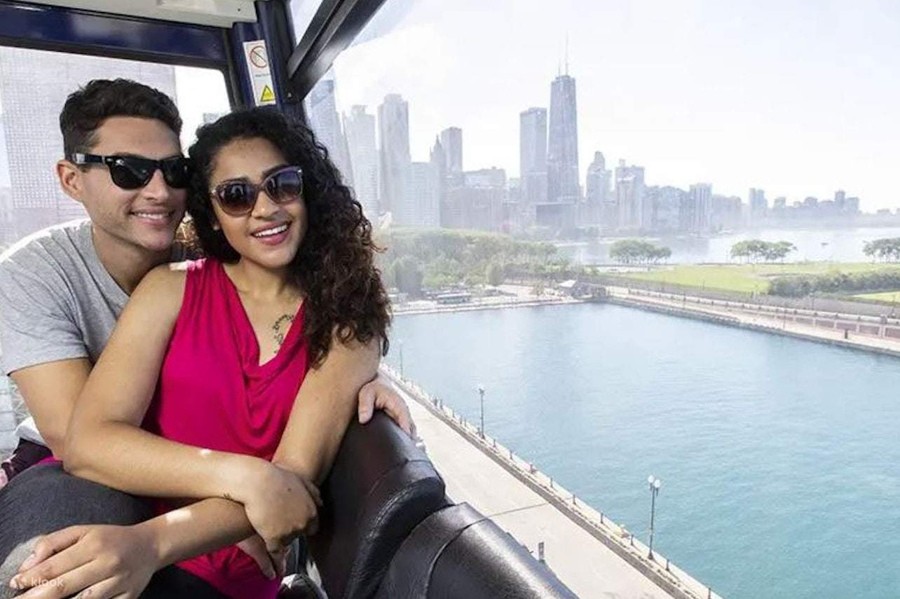 観覧車に乗るカップル