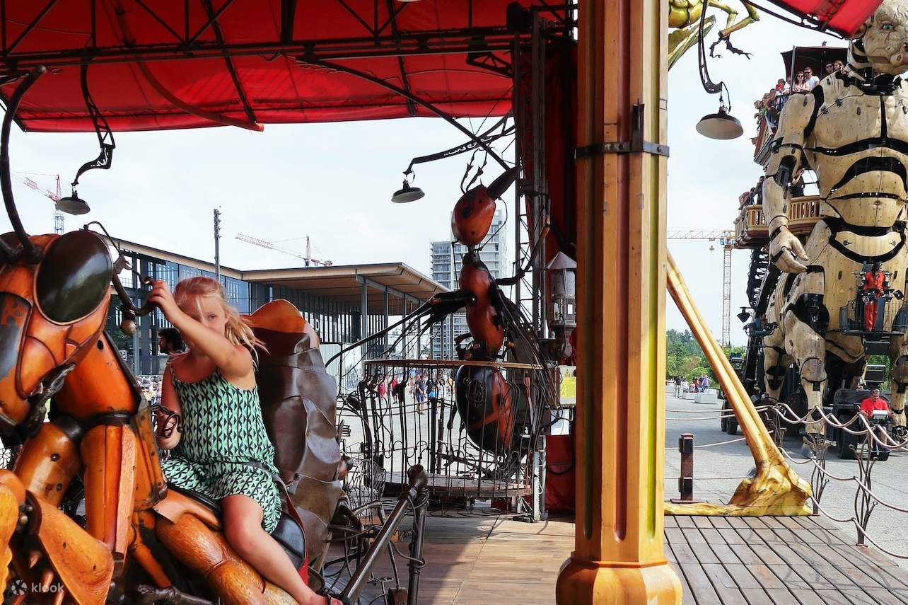 Anak-anak bermain di La Halle de la Machine