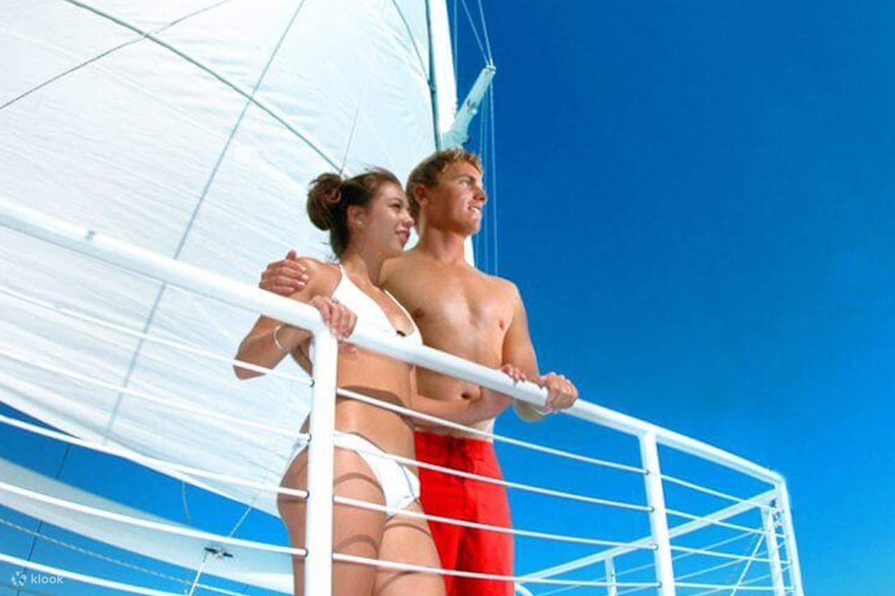 Cặp đôi đứng ở lan can tàu