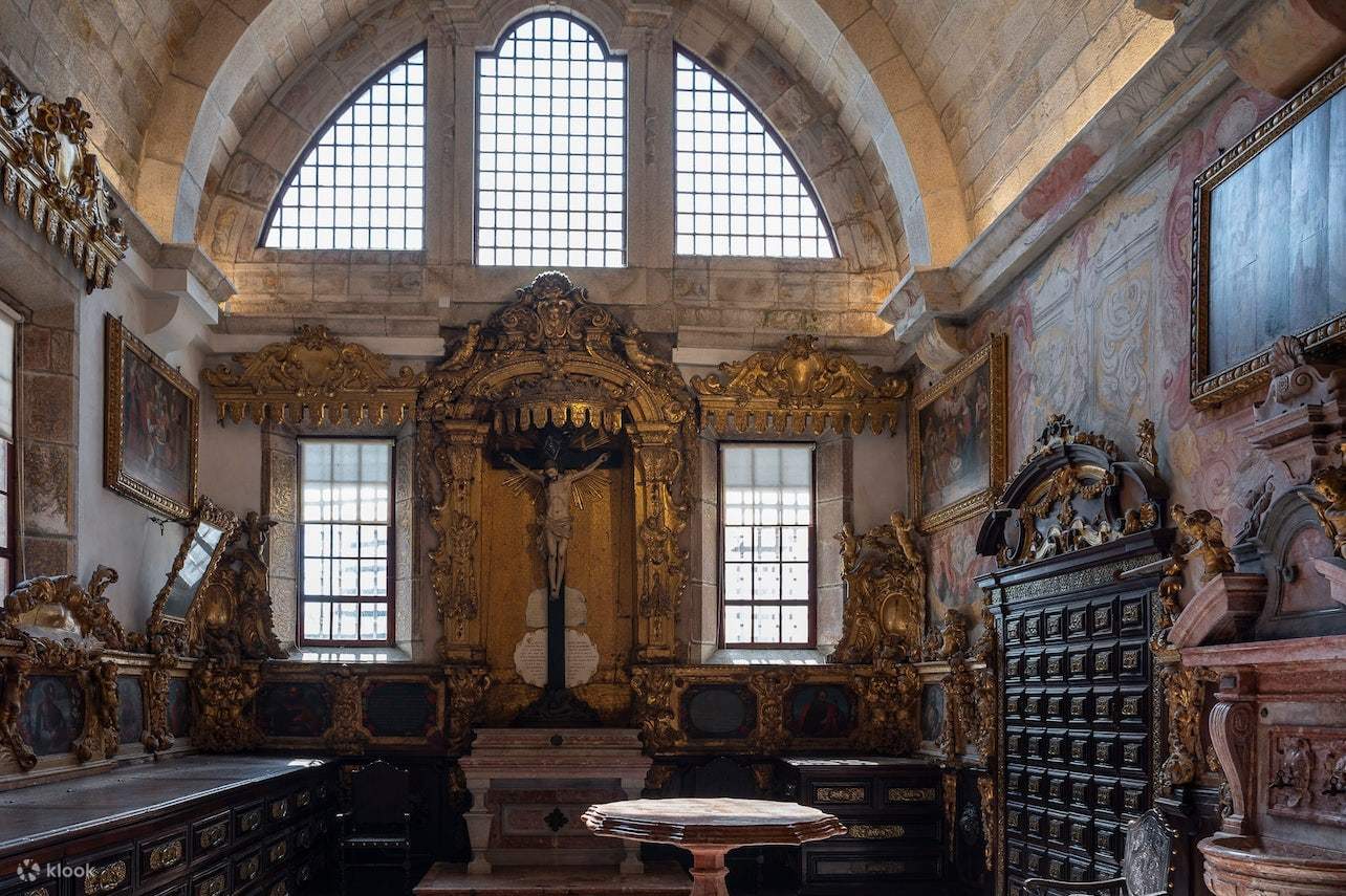 การจัดแสดงเฟอร์นิเจอร์โบราณในโบสถ์