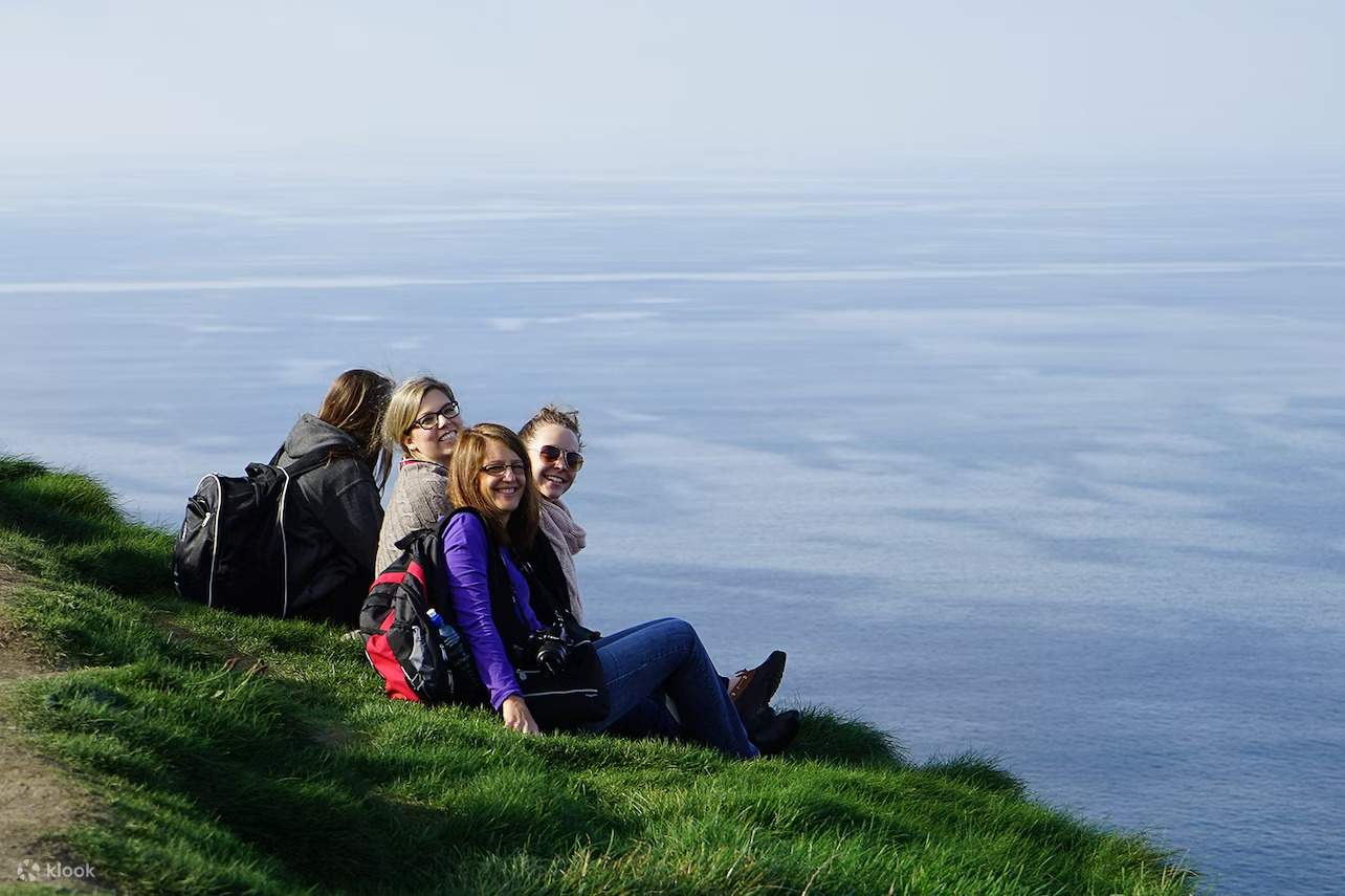 กลุ่มคนที่อยู่บริเวณหน้าผาแห่งโมเฮอร์