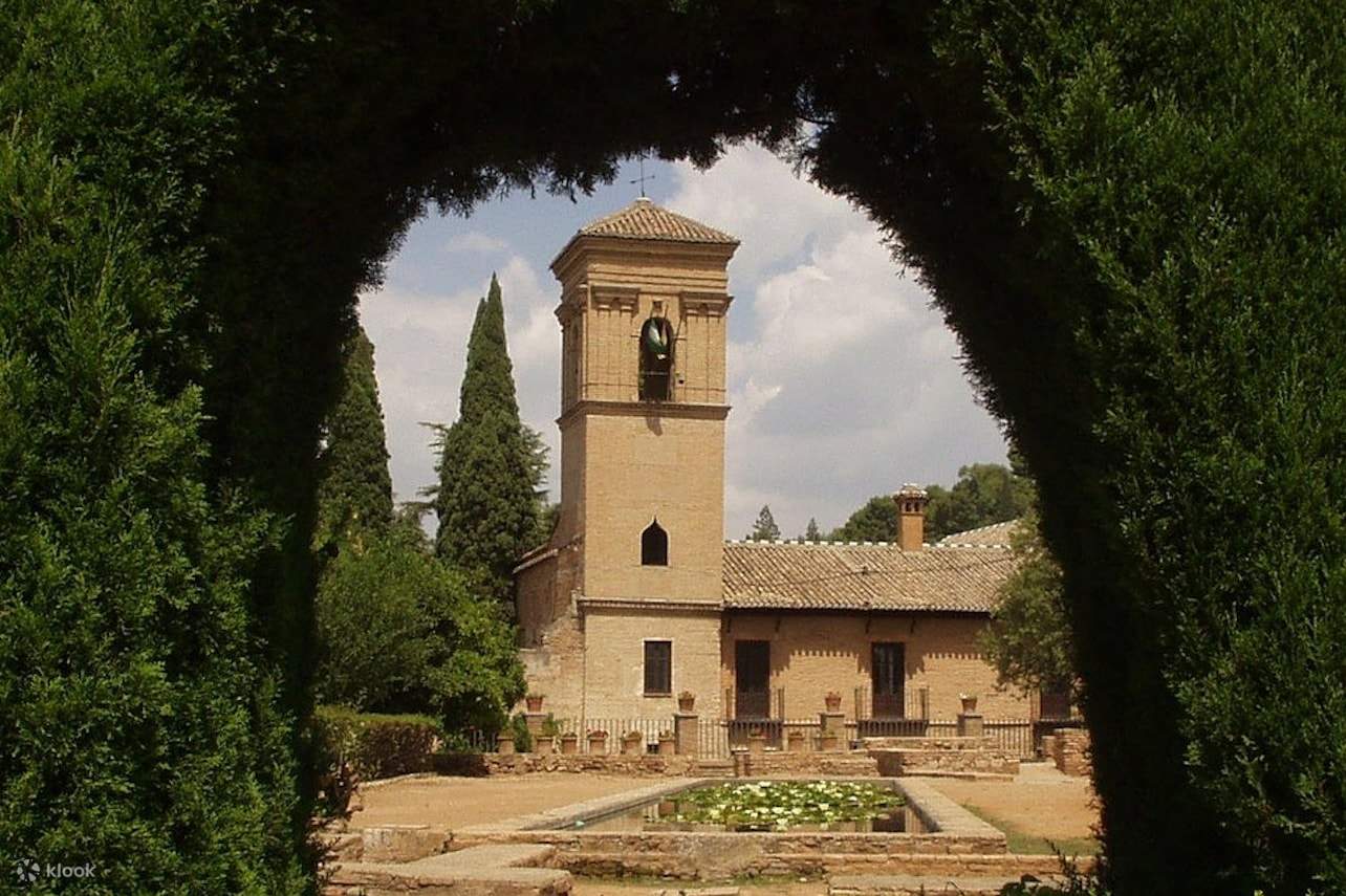 Garten außerhalb des Alhambra-Palastes