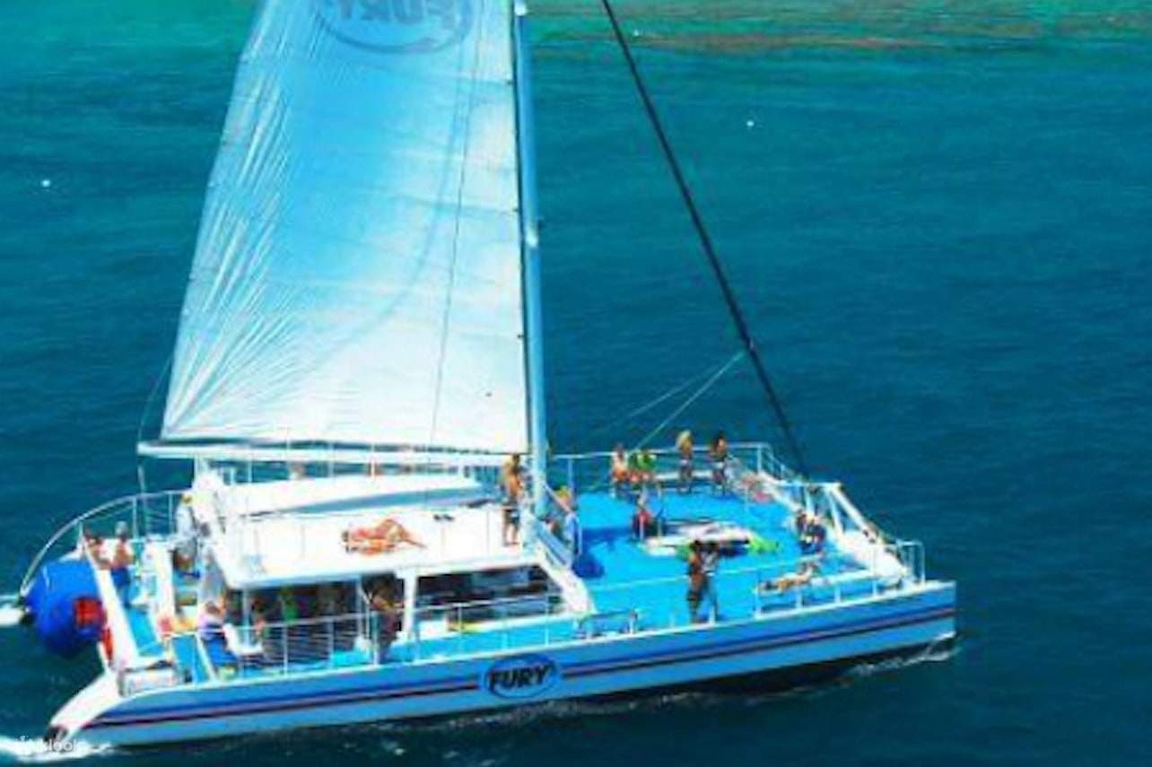 Mọi người đứng trên thuyền buồm