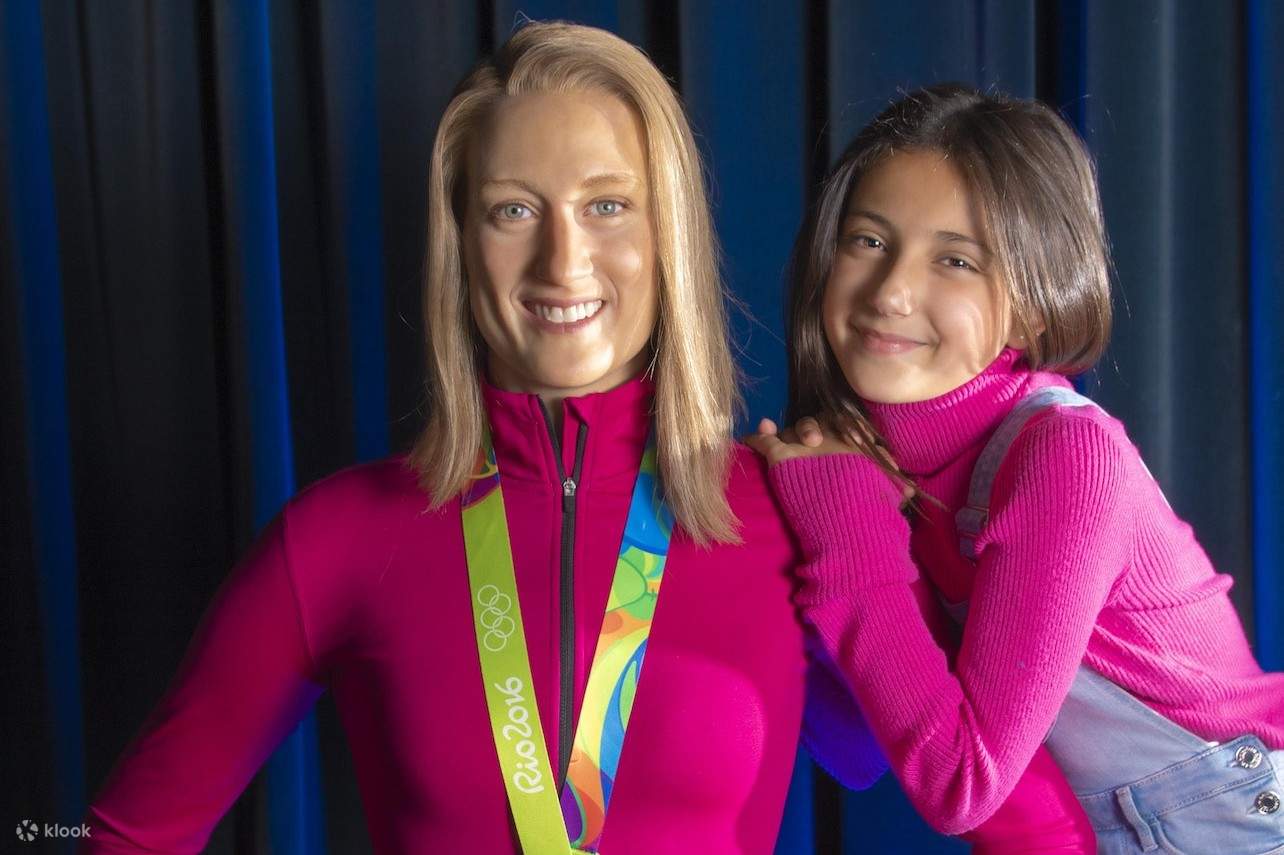 wisatawan berfoto dengan patung lilin