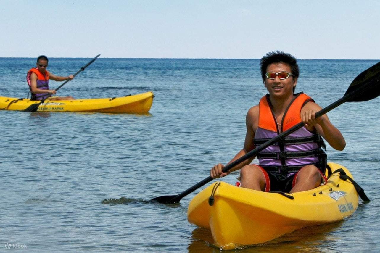 Lelaki berkayak di dalam air