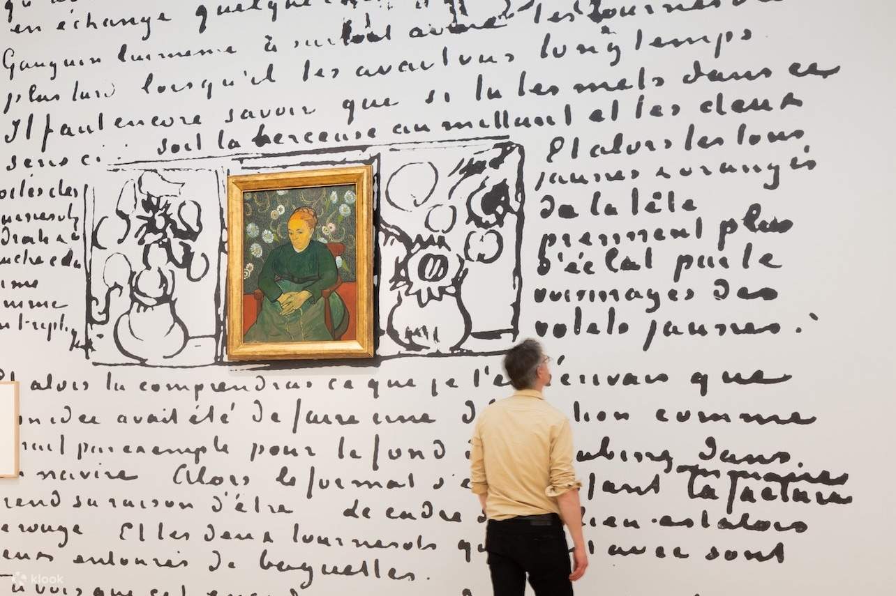 un hombre viste mangas largas amarillas