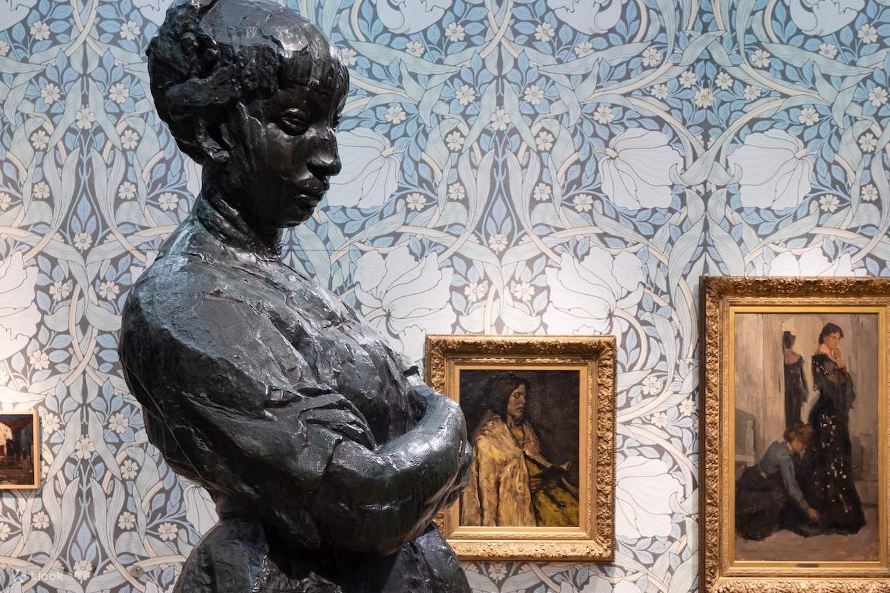 estatua de color negro