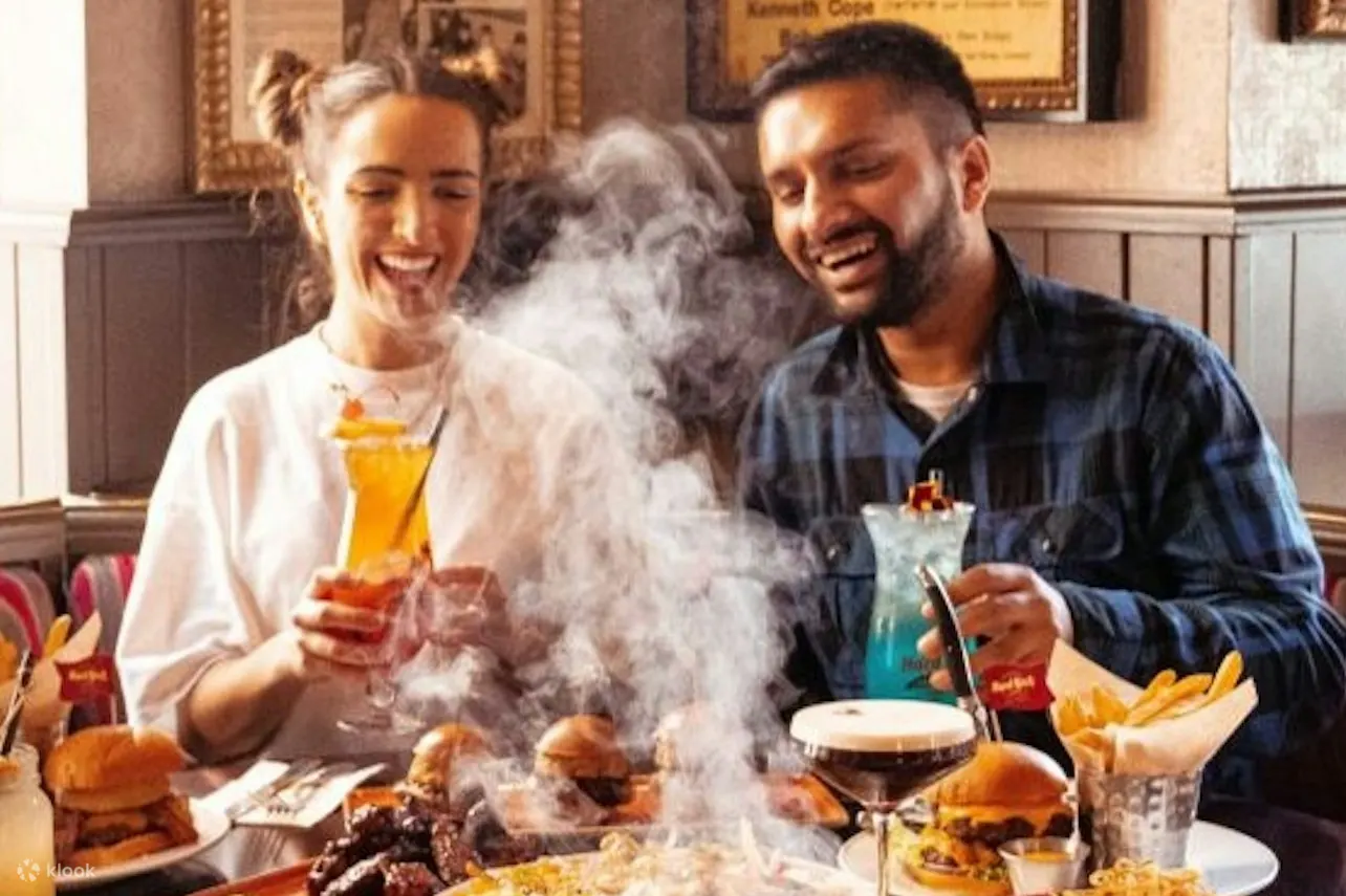 一对夫妇正在享用一顿美餐