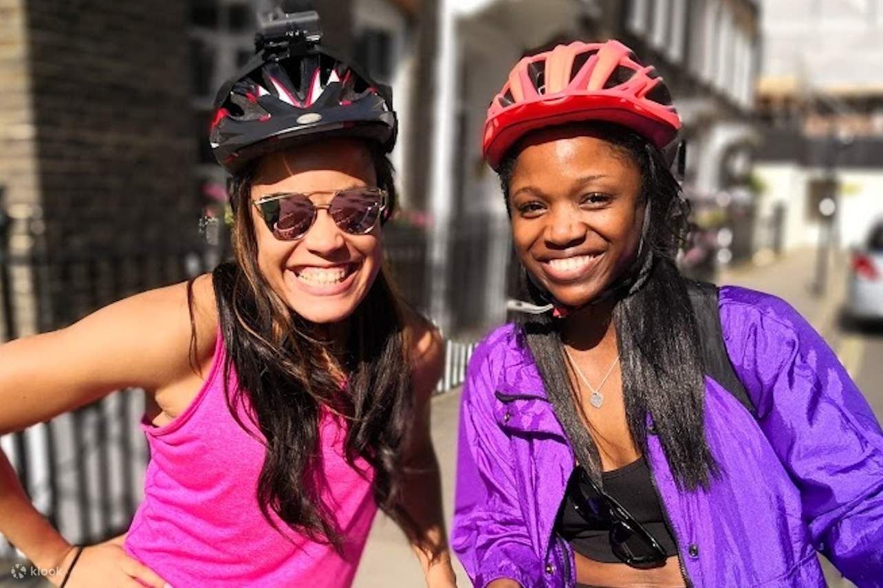 Người đi xe đạp đội mũ bảo hiểm