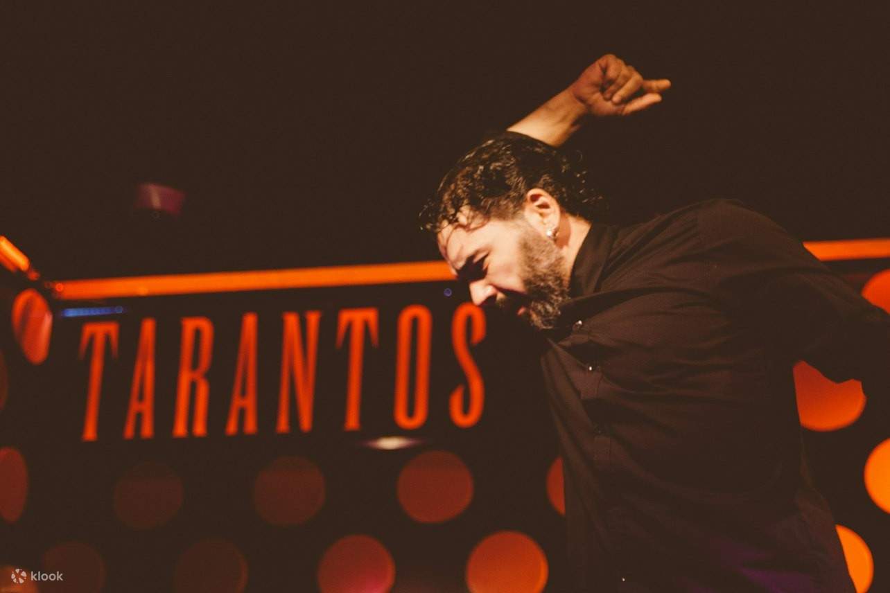 Seorang lelaki menari