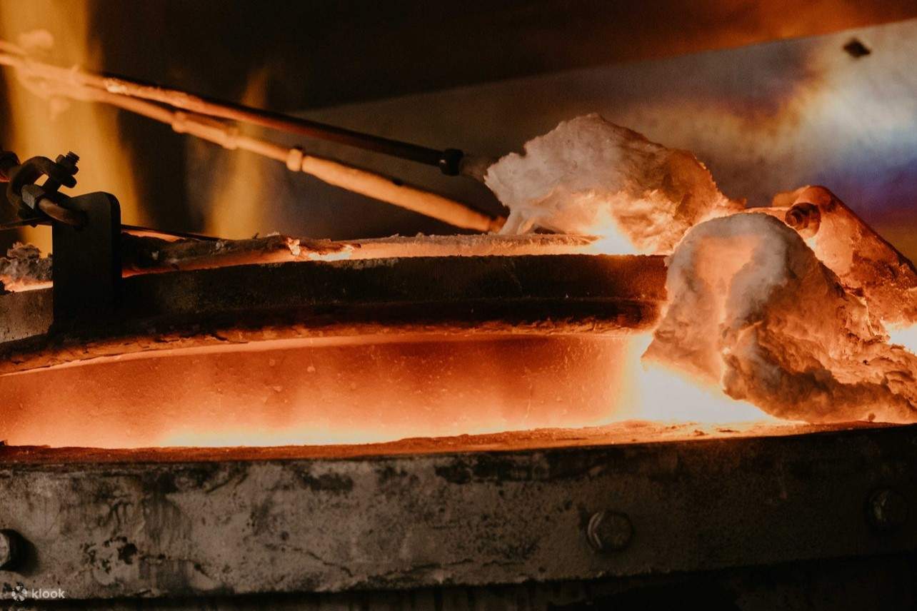 热熔岩盛在一个大圆碗里