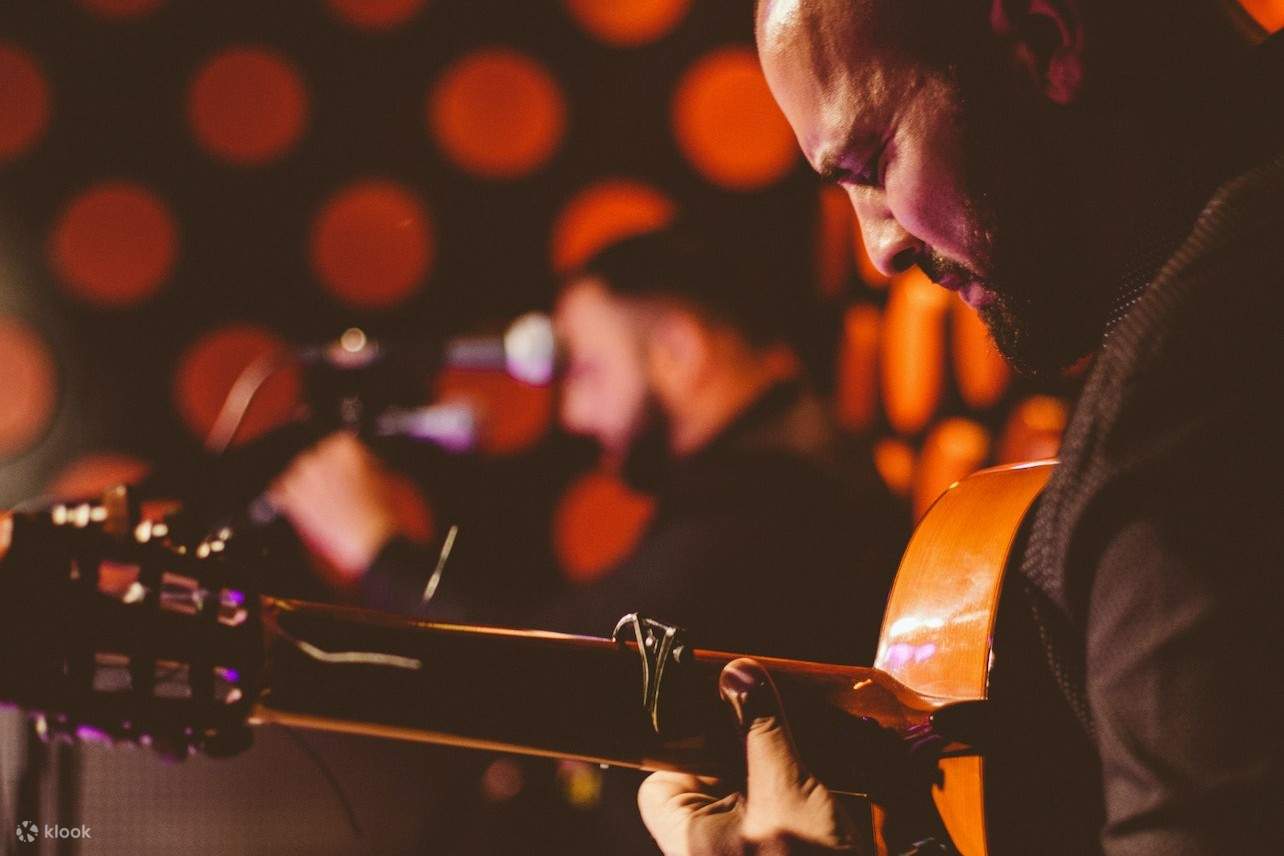 Seorang lelaki bermain gitar