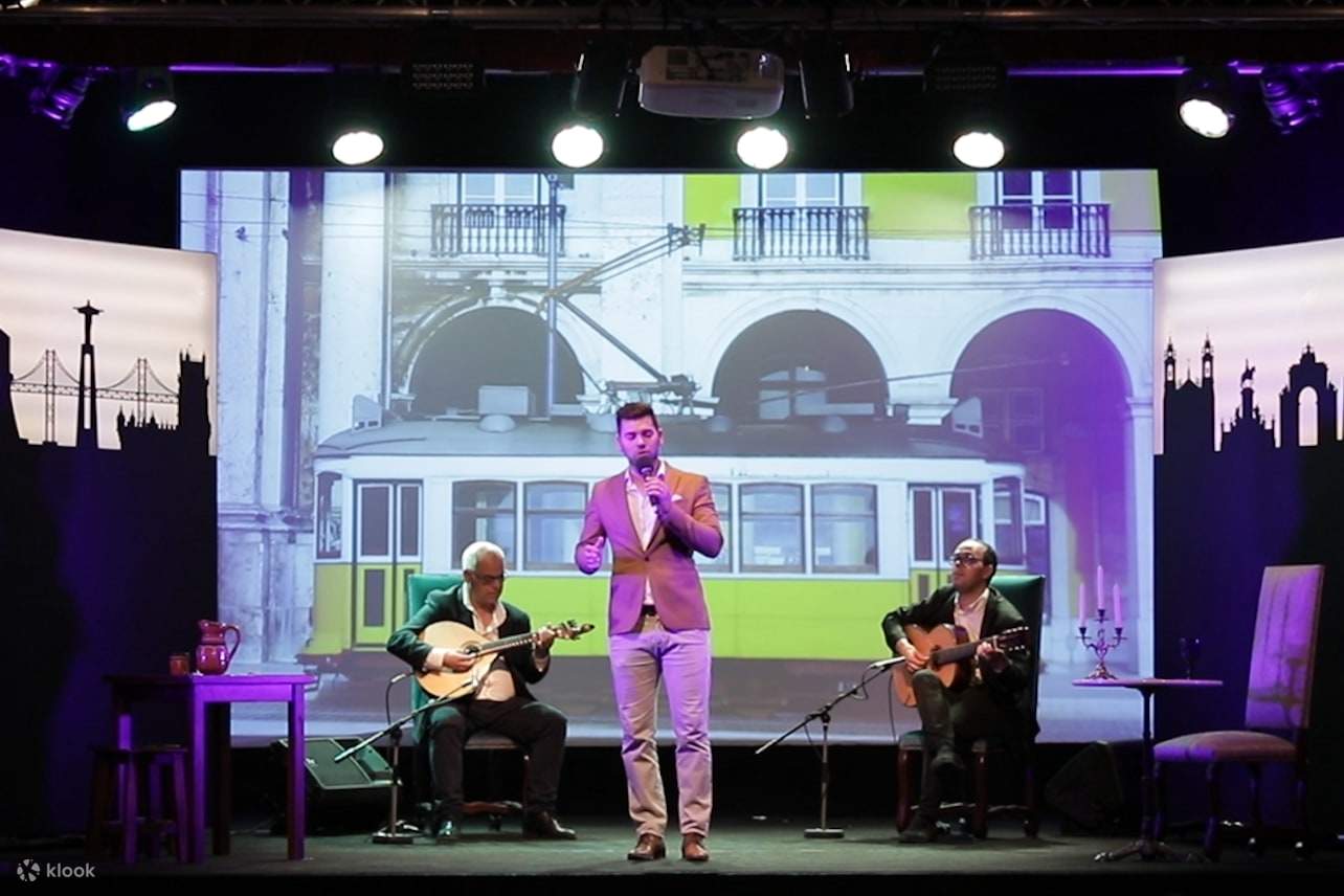 một nam ca sĩ biểu diễn fado trên sân khấu