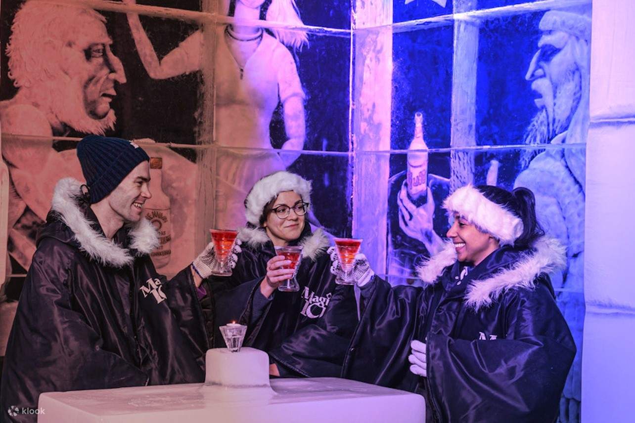 tomando algo en el bar de hielo mágico