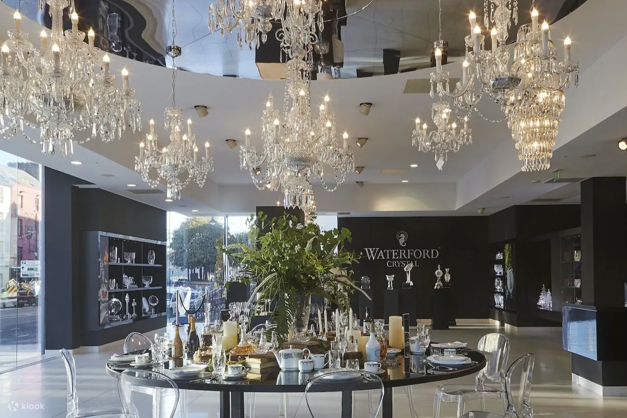House of Waterford 的大堂装饰着由他们制作的美丽且高品质的吊灯