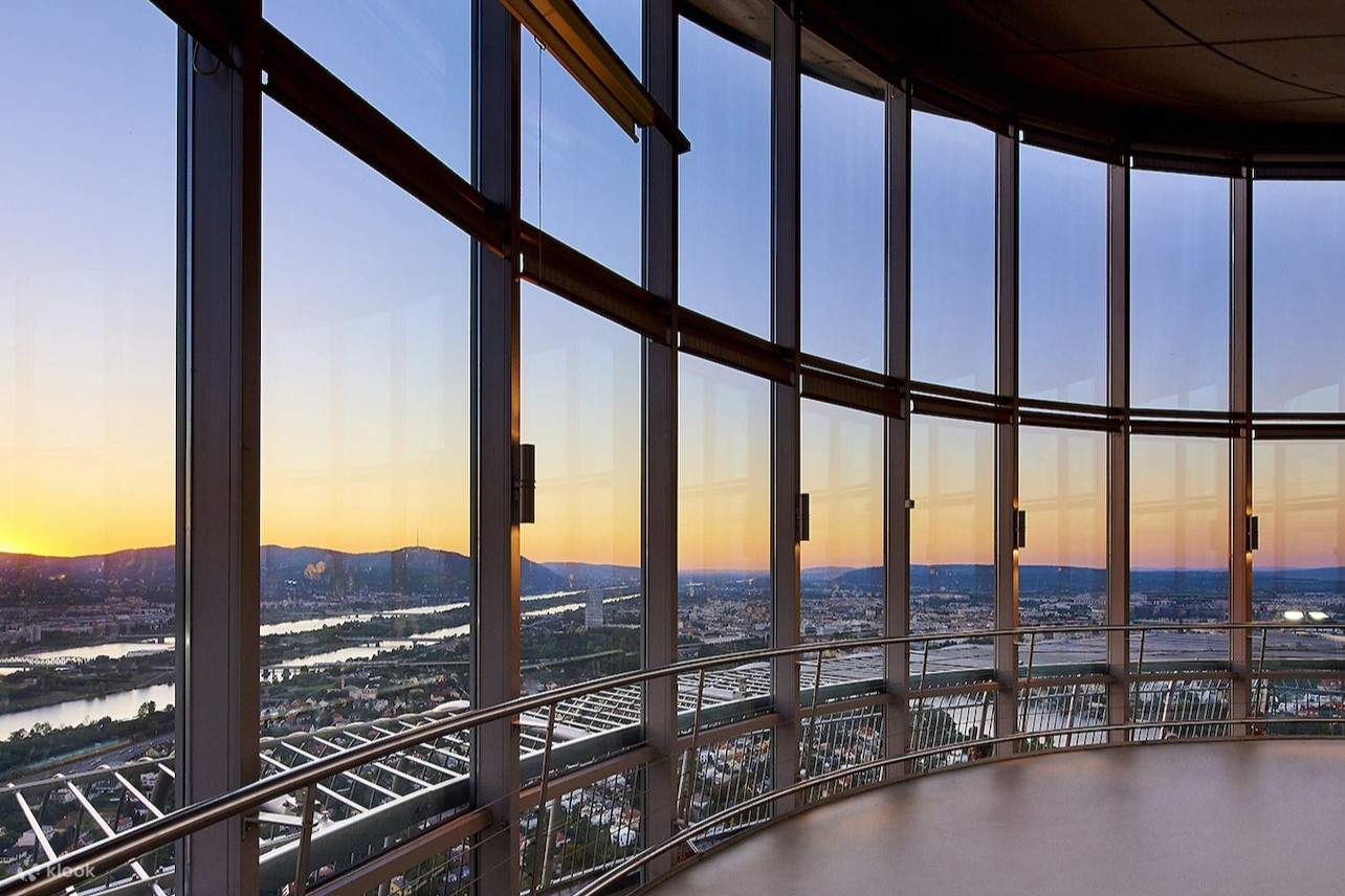 pemandangan matahari terbenam dari danube tower