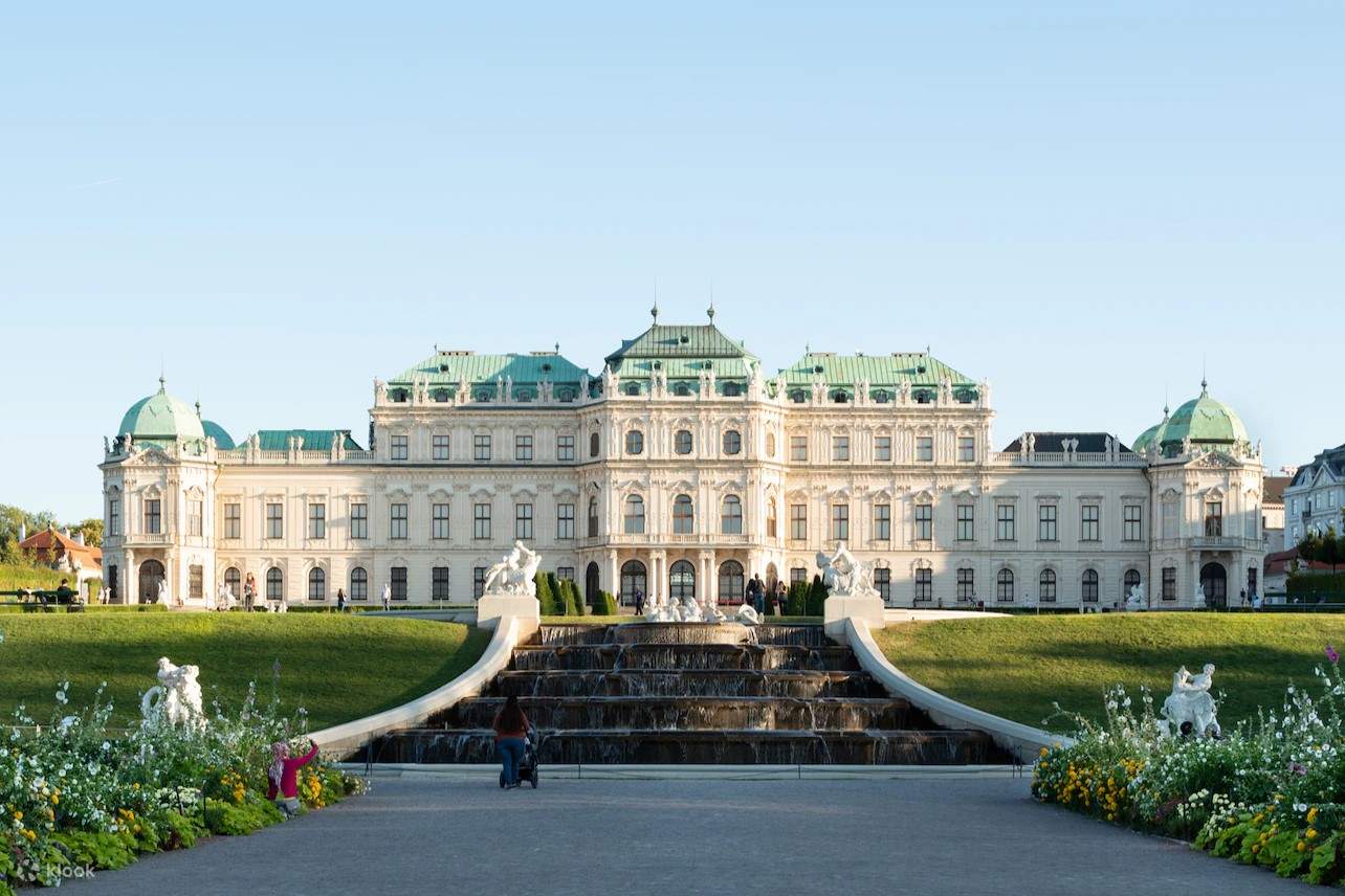 La fontaine et le jardin autour du palais