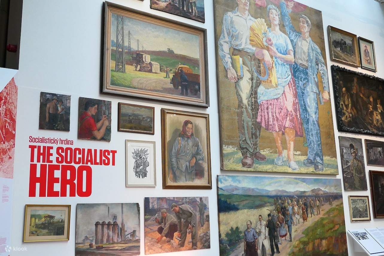 美術館に展示されている写真や肖像画