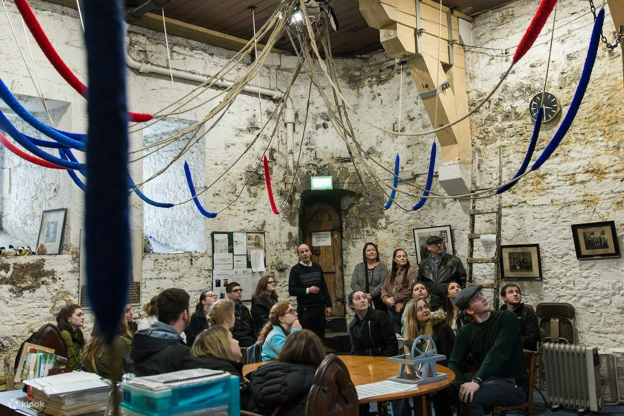 khách du lịch tại Nhà thờ Christ Church