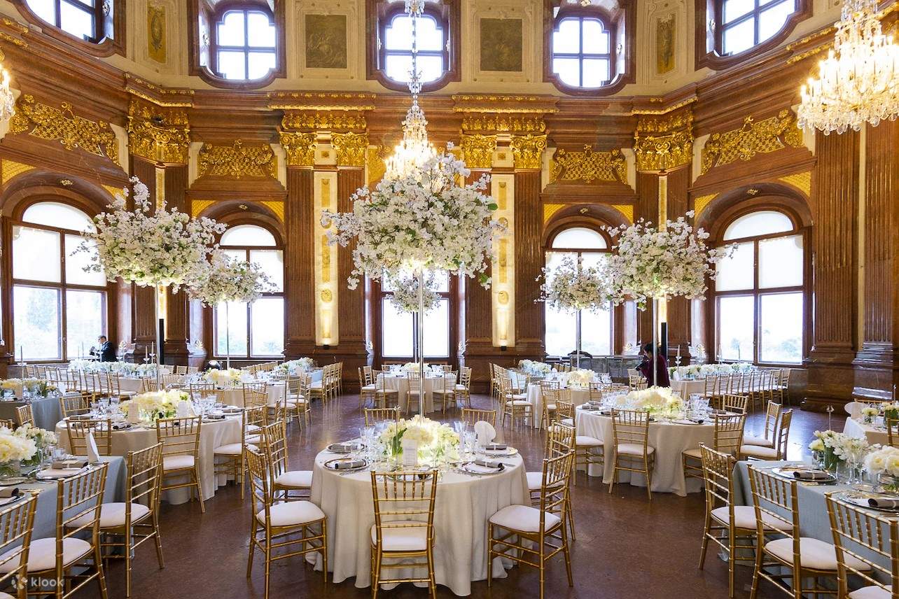 Un espace de restauration de luxe dans le palais