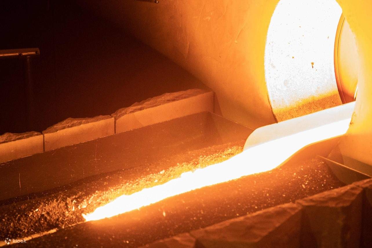 ลาวาร้อนออกมาจากอุโมงค์