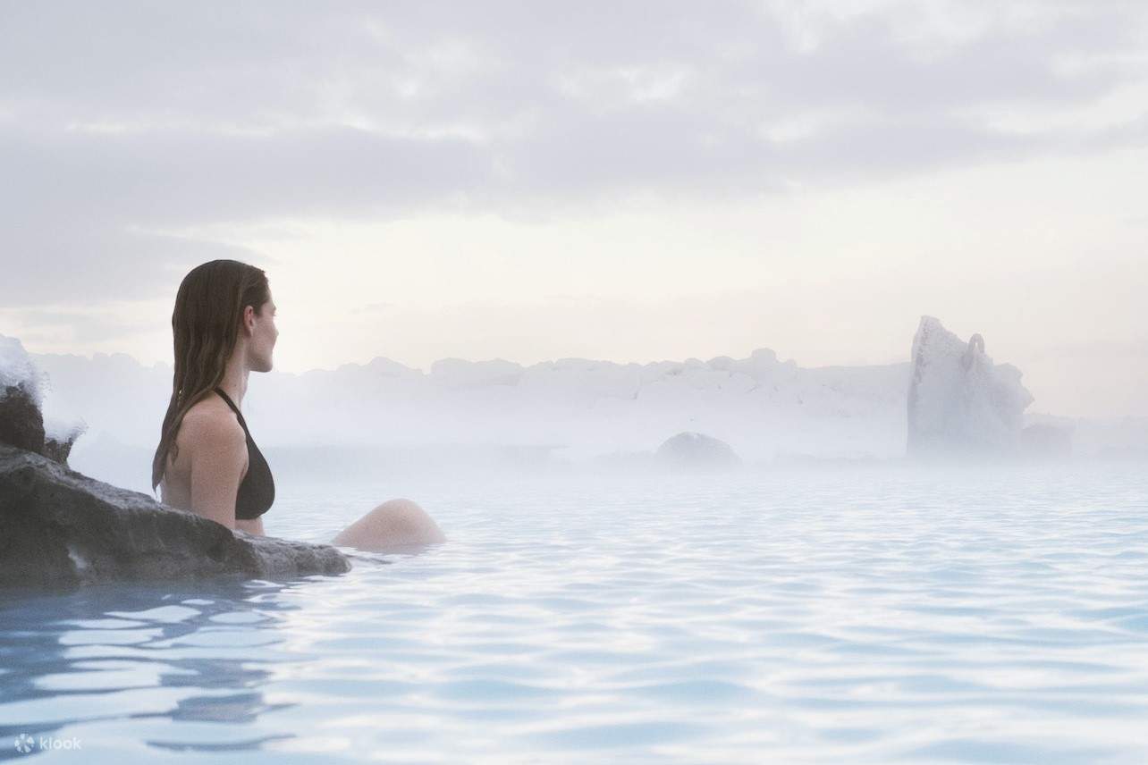 женщины, купающиеся в горячем источнике