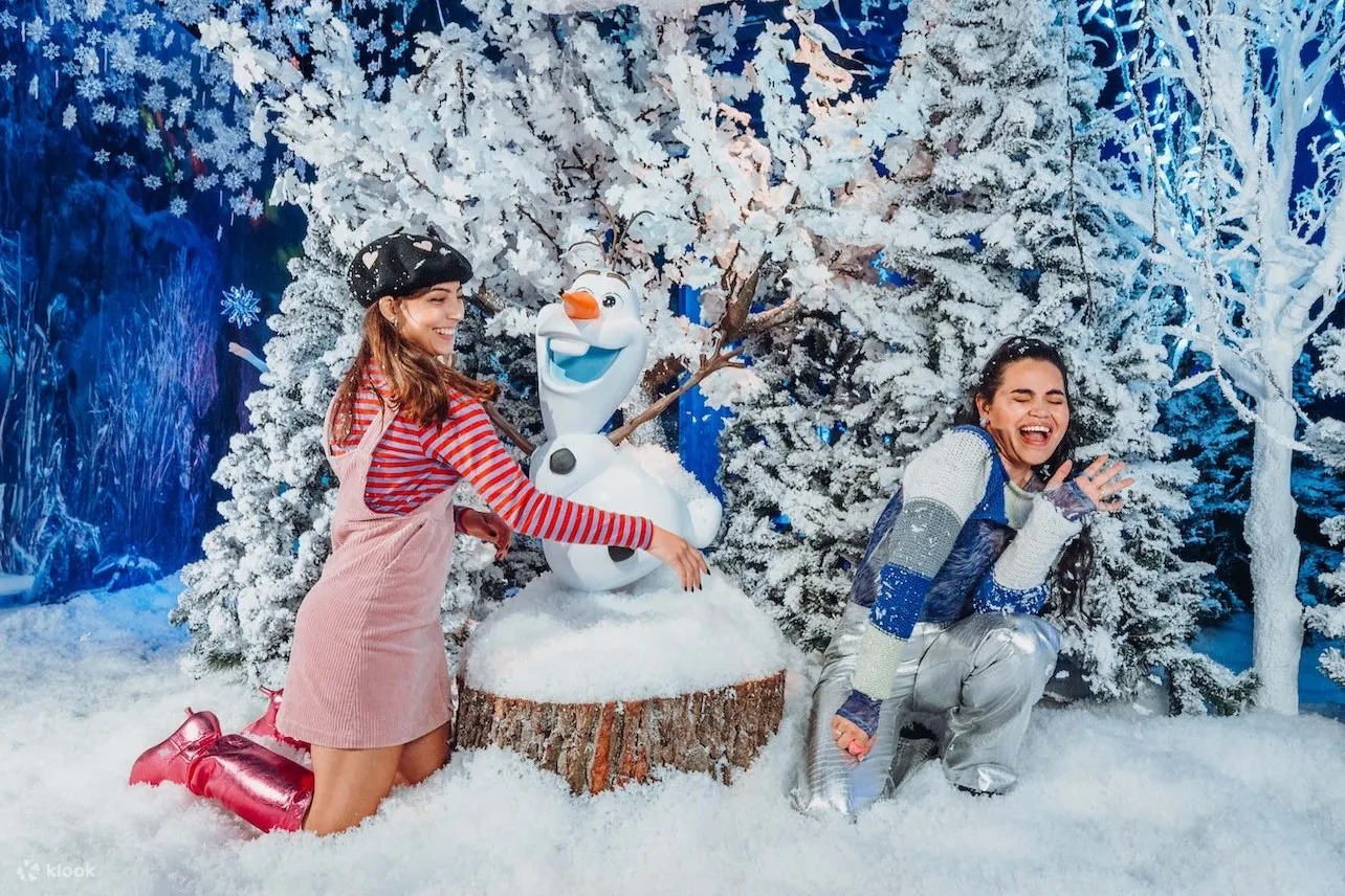 两个朋友正在玩人造雪
