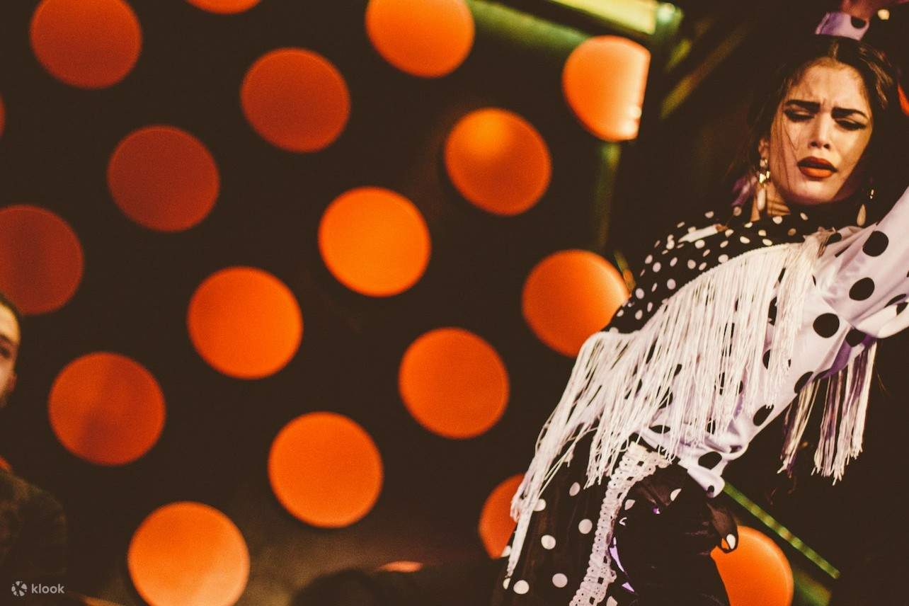 Seorang wanita tenggelam dalam tarian