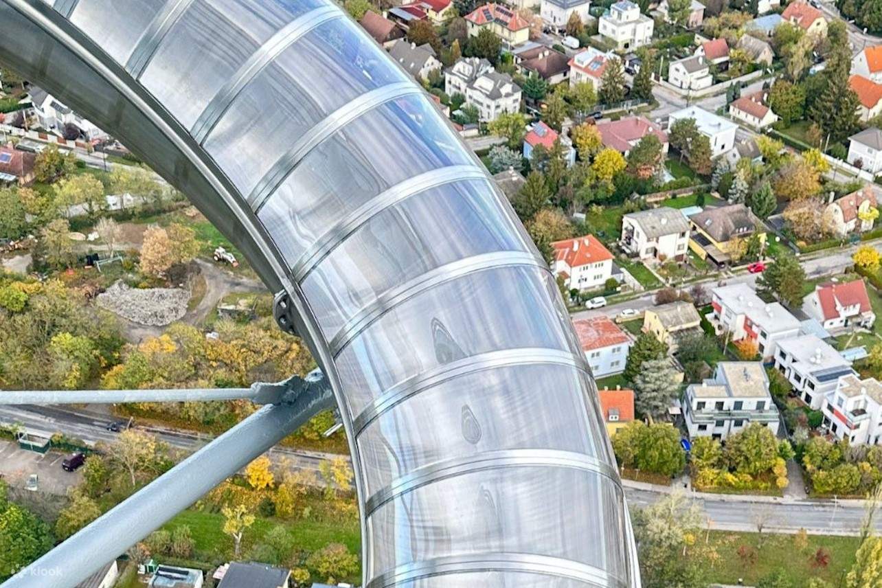 Die Rutsche am Donauturm hat ein transparentes Dach.