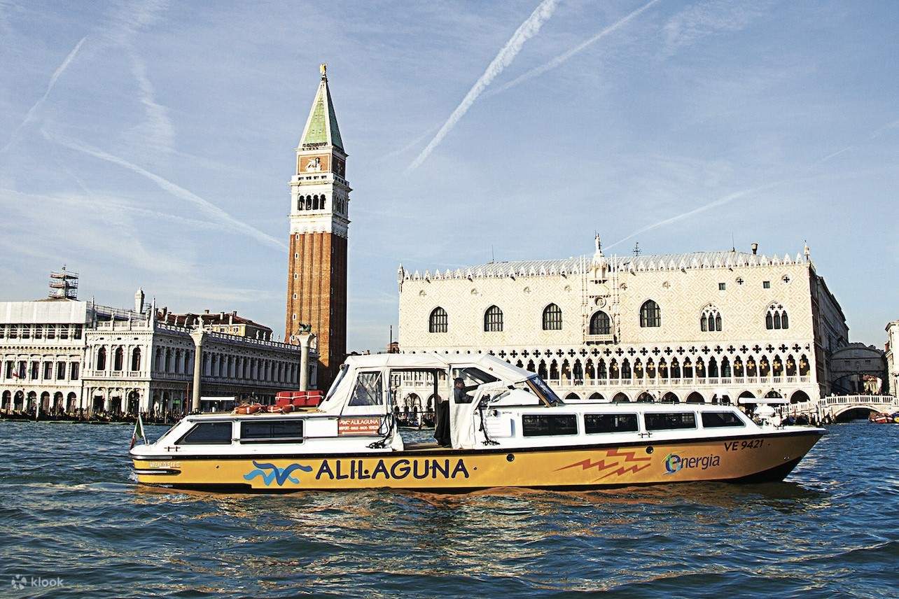 Battello Alilaguna che passa accanto al Campanile di San Marco
