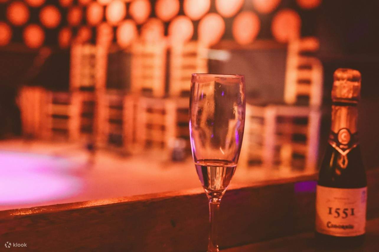 Segelas champagne dan sebotol kecil champagne