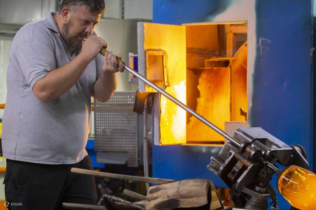 Pekerja The House of Waterford sedang membuat pasu kaca