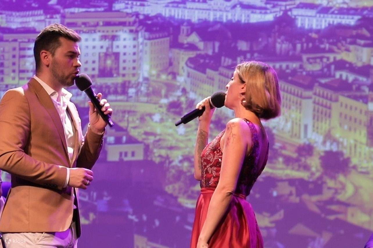 hai ca sĩ cùng hát trên sân khấu