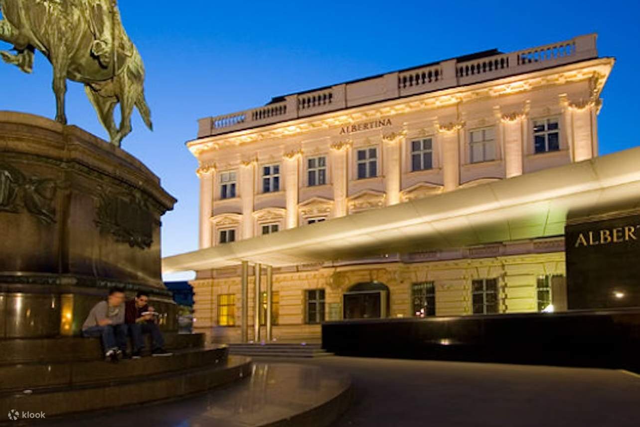 Полюбуйтесь изысканным декором Людовика XVI в величественных парадных залах Альбертины.